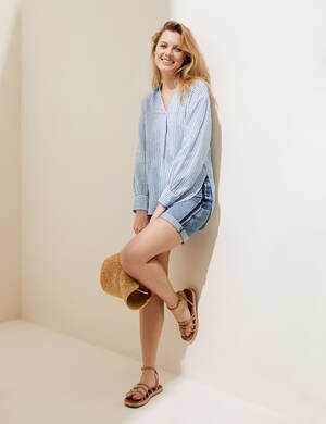 marksandspencer_SS22_len_T52_3920_pruhovana halenka_modra_1299Kc_modelka.jpg